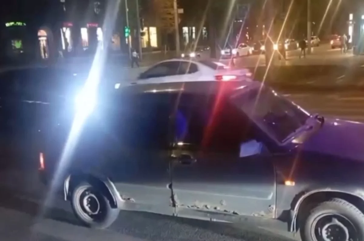 В Нижнем Новгороде легковушка сбила двух подростков на самокате