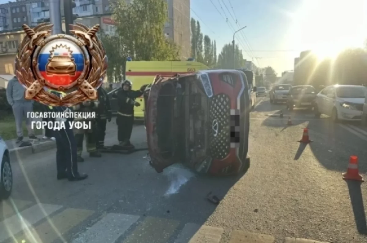 В Уфе «Черри Тигго» опрокинулся на правый бок, пострадал ребенок