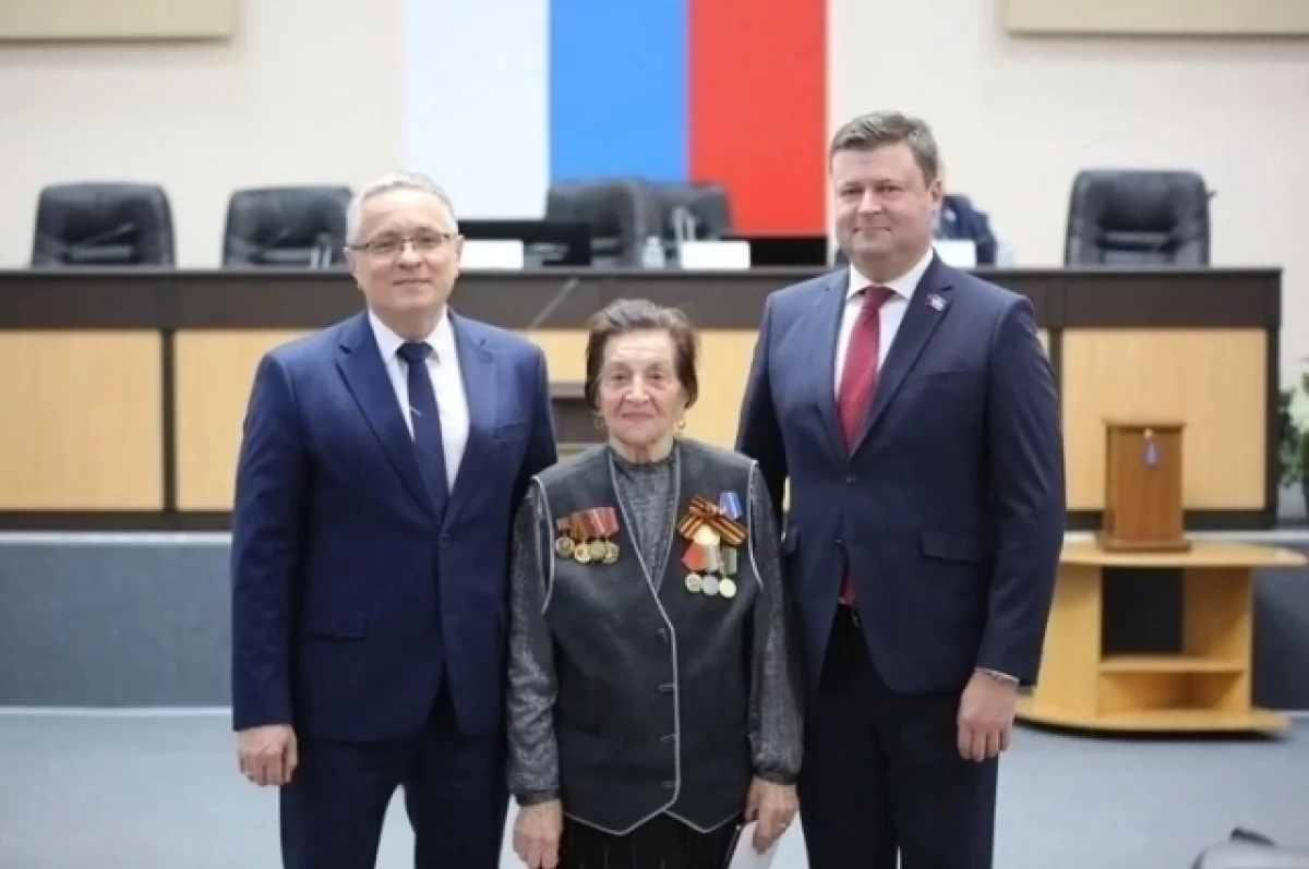 Пожилой партизанке вручили памятную медаль к 85-летию освобождения Калуги
