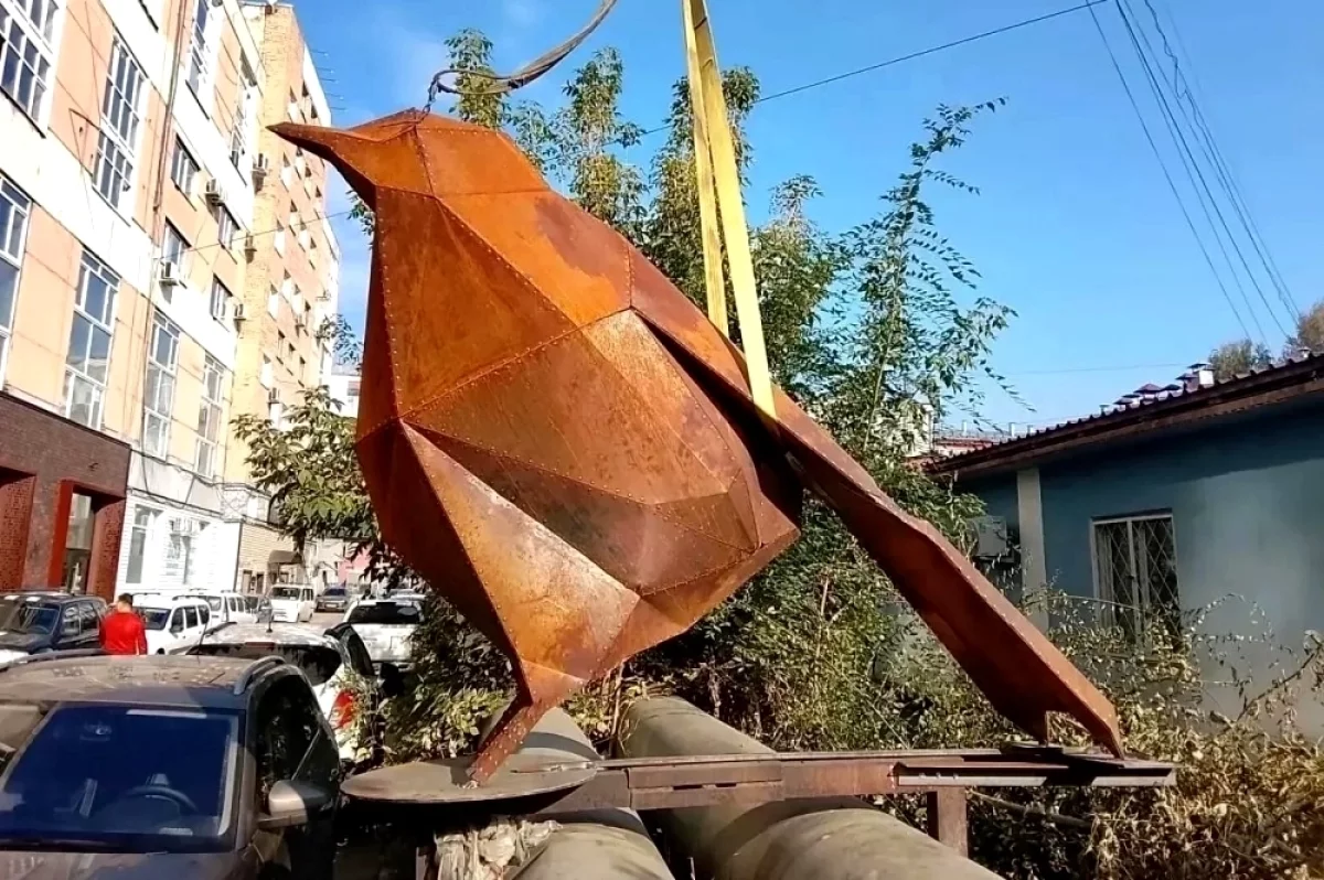 На «Электроточке» в Омске появилась птица из кортеновской стали
