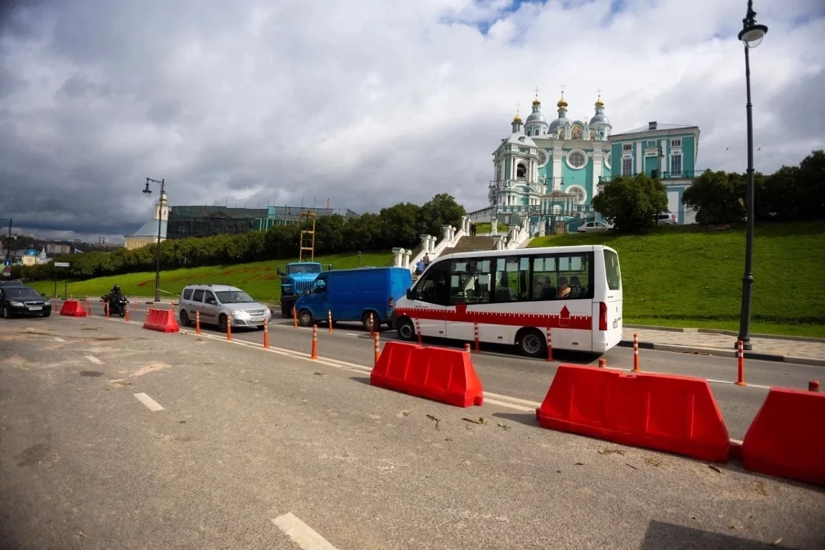 На Большой Советской в Смоленске продолжают возводить подпорную стену