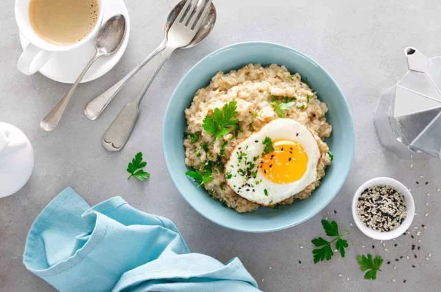 Несладкая каша с овощами, сыром, яйцами дает длительную сытость.
