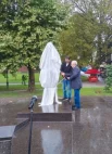 С памятника сбросили белоснежное покрывало.
