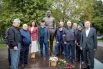 Участники церемонии сделали групповое фото у монумента.