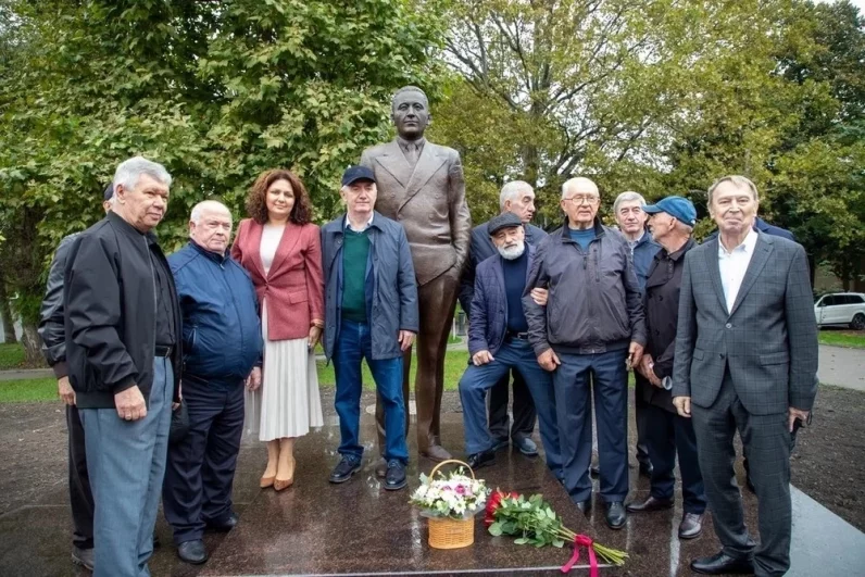 Участники церемонии сделали групповое фото у монумента.