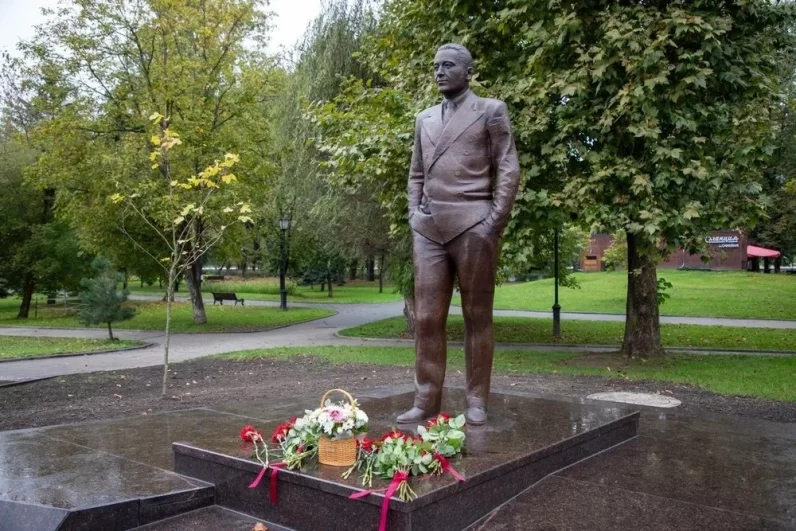 Памятник украсил вход в центральный городской парк.