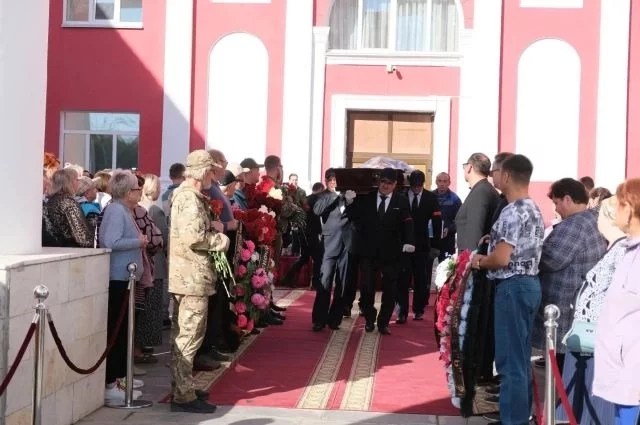 Гражданская панихида прошла в городском дворце культуры.