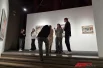 Зрители задерживаются у ранних городских пейзажей Поздеева.