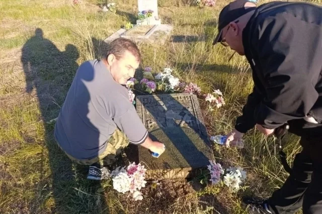 После расчистки камня поисковики прочли имя — Татьяна Семёнова.