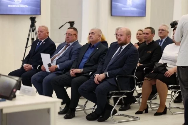 Заксобрание Псковской области состоит из 26 депутатов, 13 из них избираются по одномандатным округам, еще 13 по партийным спискам