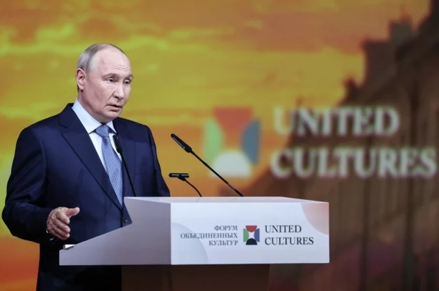 Президент РФ Владимир Путин выступает на XII Международном форуме объединенных культур в Санкт-Петербурге