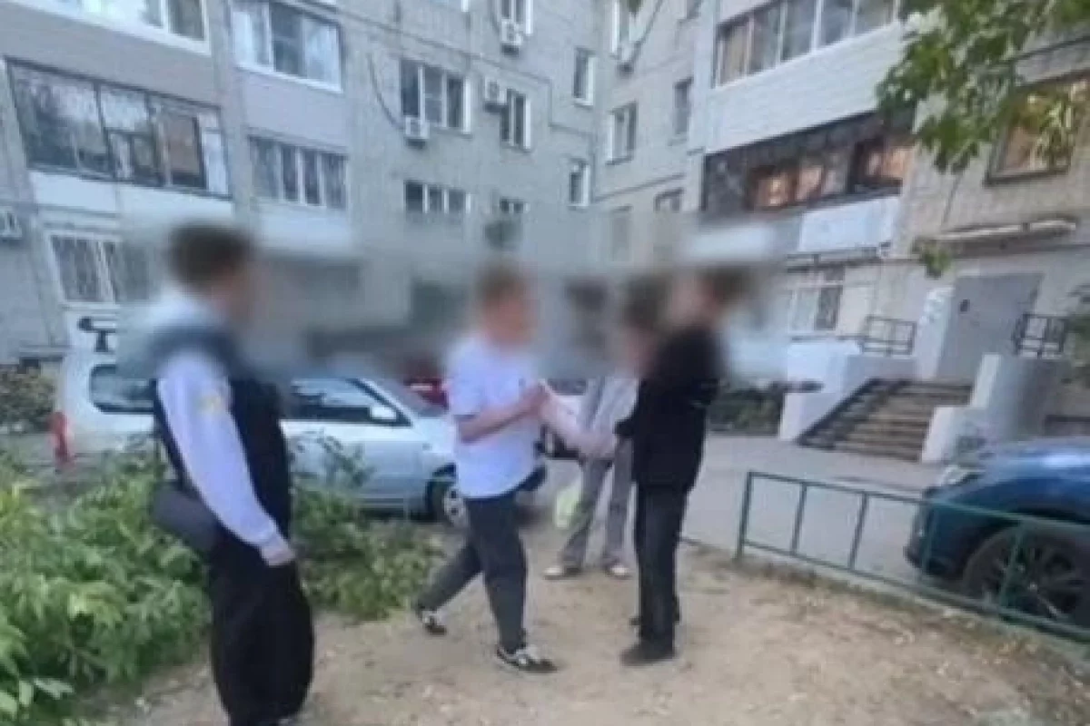 В Хабаровске подростки толпой избили сверстника и сняли это на видео