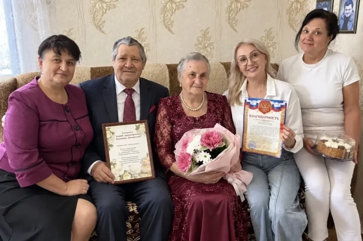 Активисты поздравили пару Попоудиных с 55-летним юбилеем совместной жизни