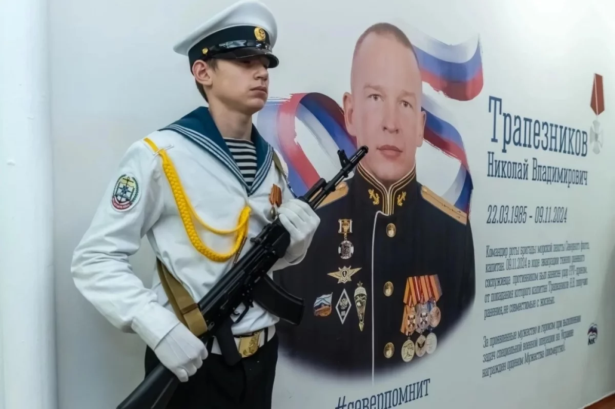 Мурал в честь морского пехотинца Трапезникова открыли в гимназии Мурманска