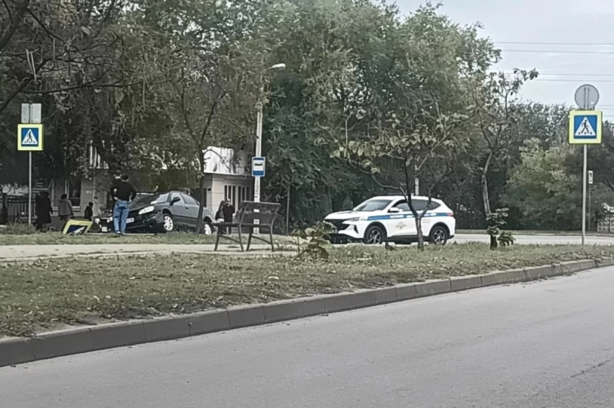 Легковушка снесла дорожный знак на проспекте Столетова в Волгограде — видео