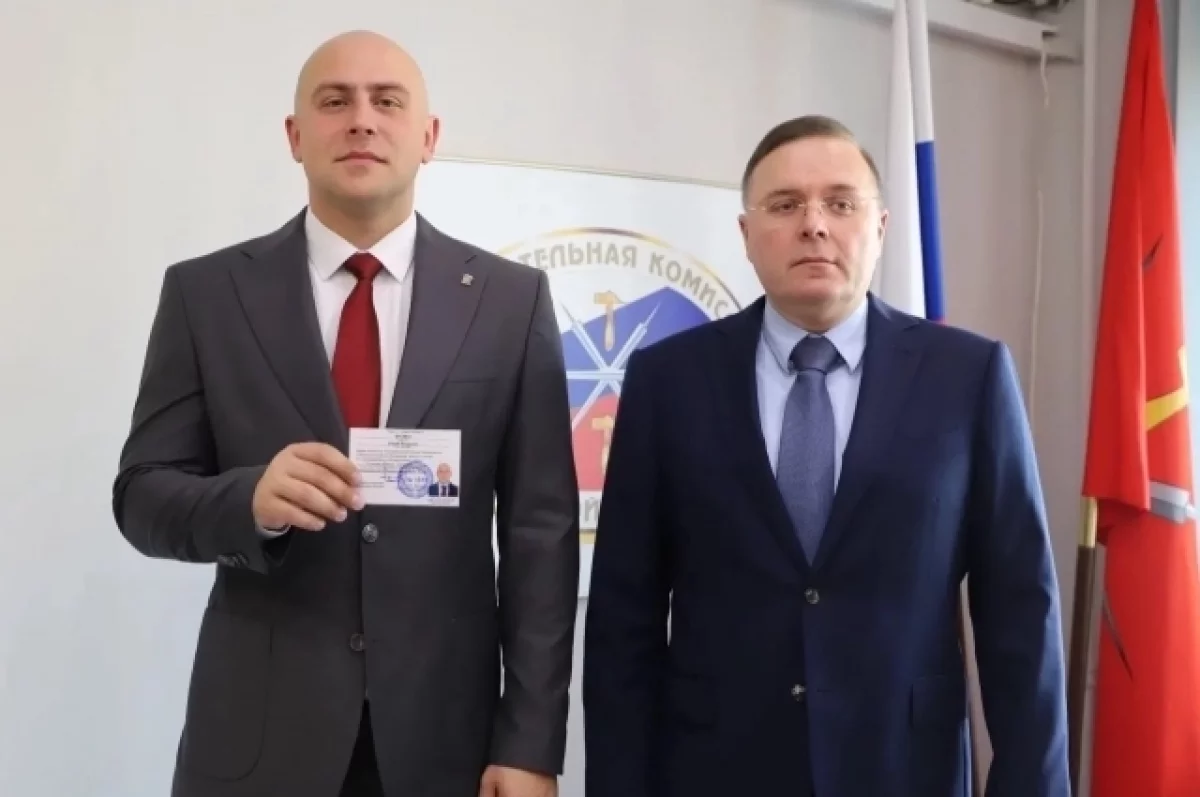 Победившему на выборах в Госдуму Юрию Бровко вручили удостоверение