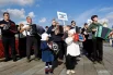 В праздничном шествии приняли участие представители творческих коллективов и музыкальных династий со всей России. Колонну возглавляют представители региональных делегаций и детских школ искусств.