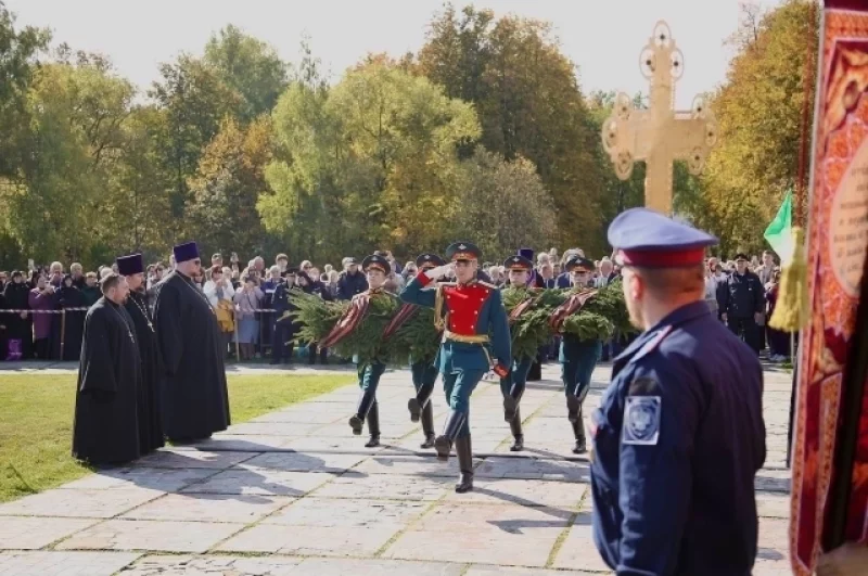 Прошли торжественное шествие, лития по воинам, павшим за Отечество во все времена, церемония возложения гирлянды памяти и славы.