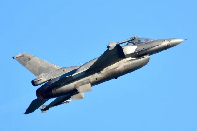 F-16 при попытке перехвата российского дрона выпустил снаряд, который попал в жилой дом в Киеве.