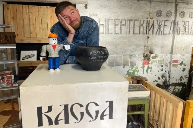 Гид в раздумьях: какую историю сегодня рассказать туристам.
