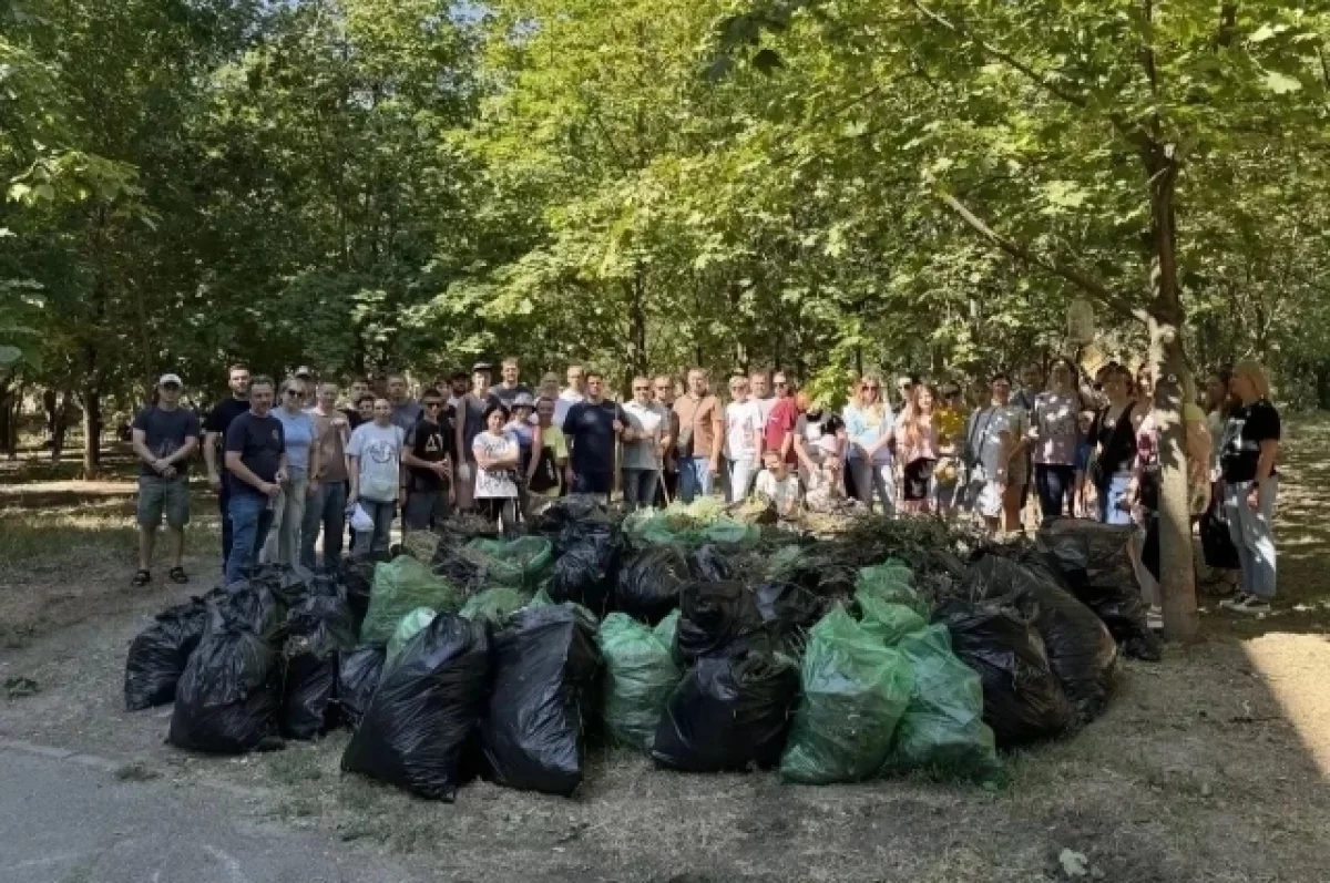 В Ростове во время субботника очистили более 200 фасадов и остановок