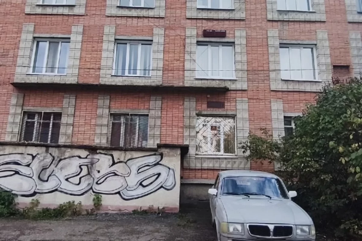 Разрушавшееся здание роддома в Томске поставили на охрану