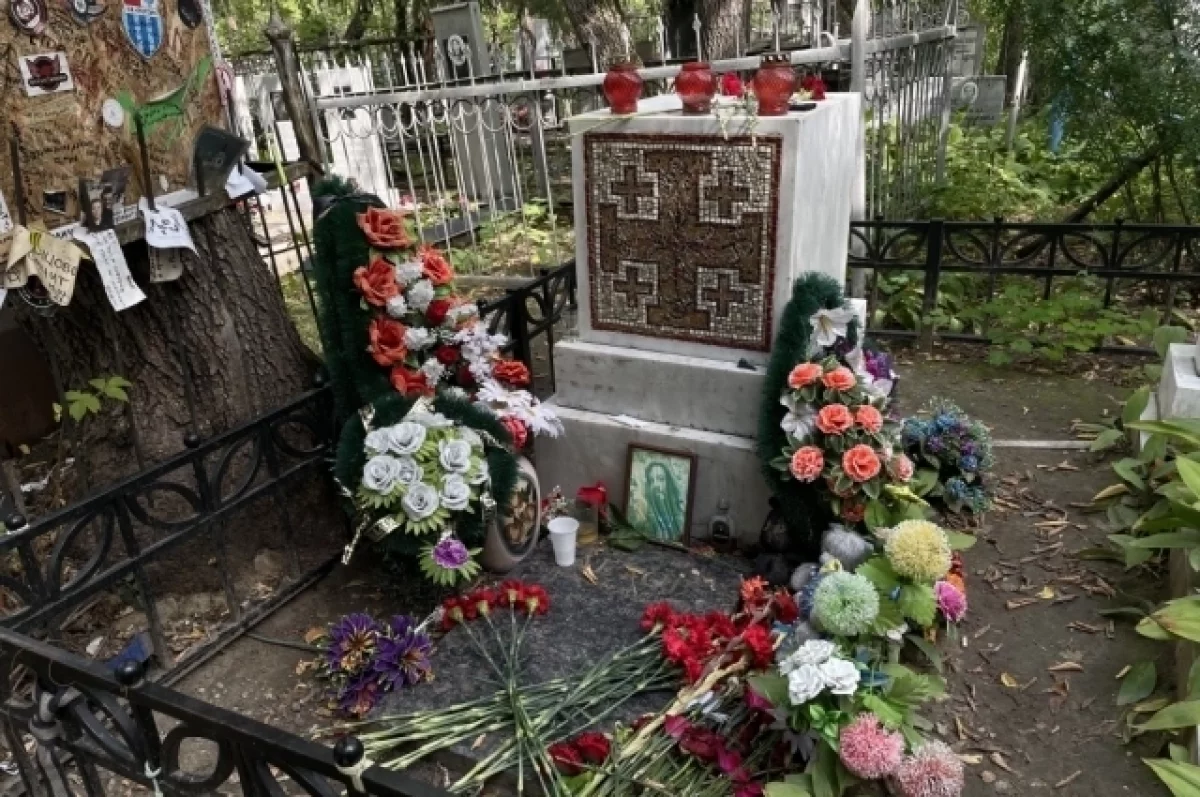 На могиле Егора Летова в Омске зафиксировали факт вопиющего осквернения