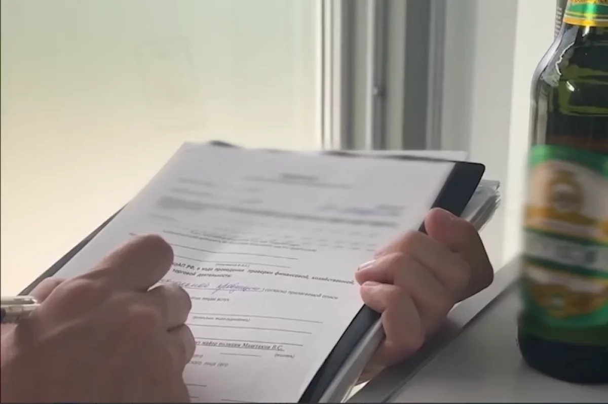 Крупную партию опасного алкоголя изъяли полицейские Волжского