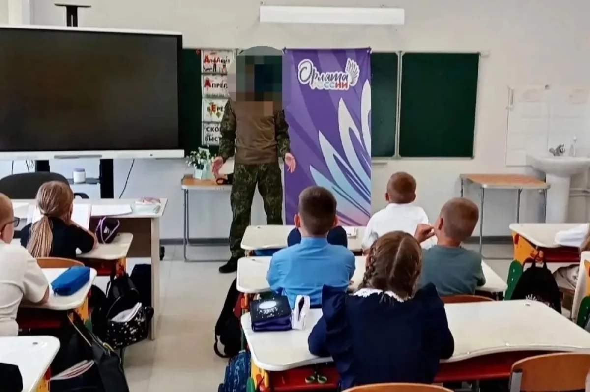 Школьники в Самойловском районе встретились с участником СВО