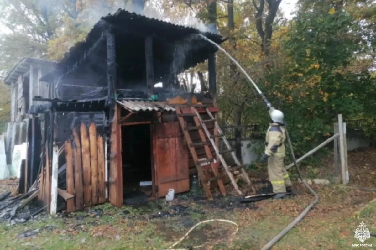 В Торжокском округе сгорела хозпостройка