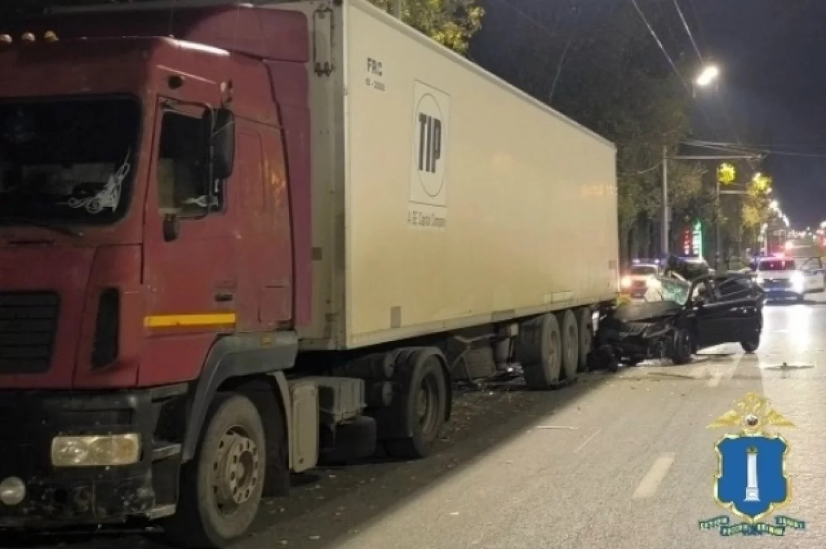 В Заволжье «Киа» врезалась в стоящую фуру, погиб 23-летний парень