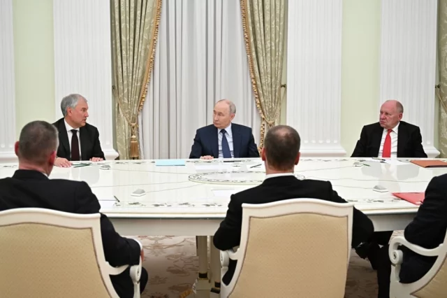 Владимир Путин на встрече с руководителями политических партий, прошедших в Госдуму РФ по итогам выборов. Слева: председатель Государственной Думы РФ Вячеслав Володин, справа: первый заместитель руководителя администрации президента РФ Алексей Громов.