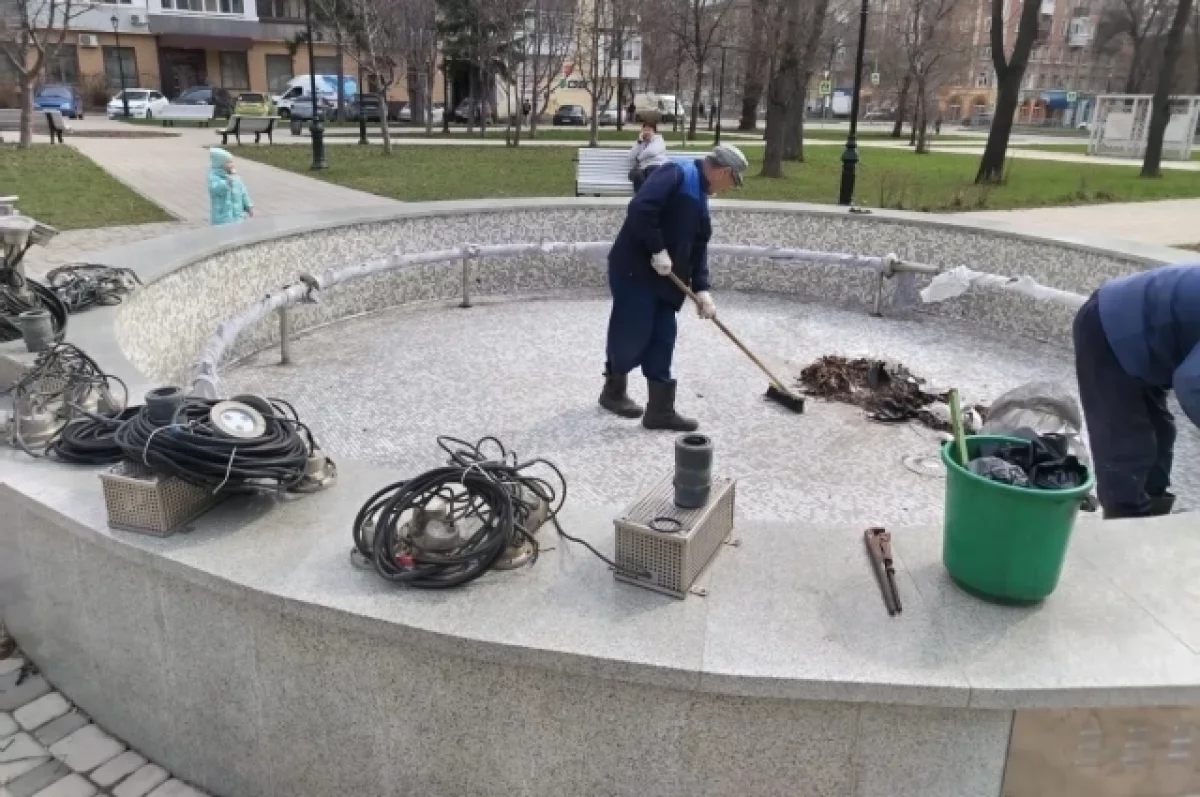В Новом Уренгое завершают подготовку фонтанов к зиме