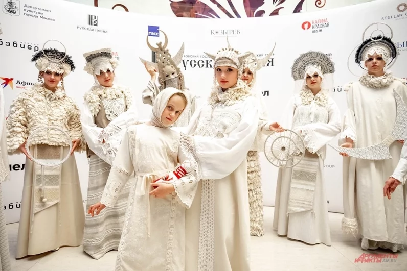 В Москве завершился 25-й конкурс высокой моды национального костюма «Этно-Эрато». Модельеры из разных регионов России и стран Евразии представили свой взгляд на развитие этнической моды в условиях современности. Коллектив «Белые пряхи» из подмосковной Ивантеевки показал авторское видение национальной моды, отсылающее к славянским праздникам и мифологии.