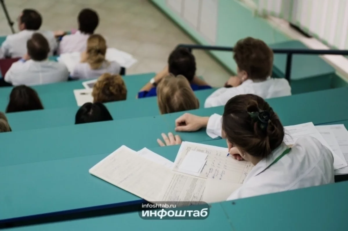 До 100 тысяч рублей: сколько готовы платить врачам-терапевтам в Астрахани