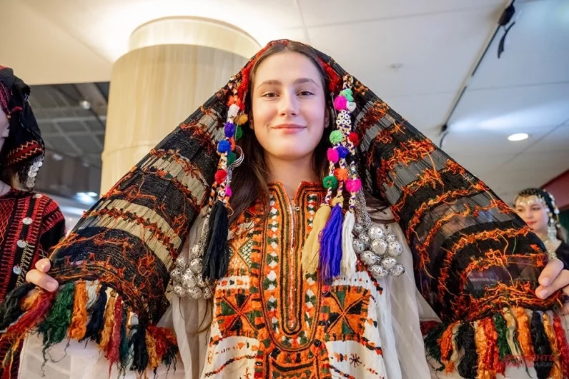Одна из моделей, демонстрирующая наряд супруги посла Египта, модельера Майсы Хамады.
