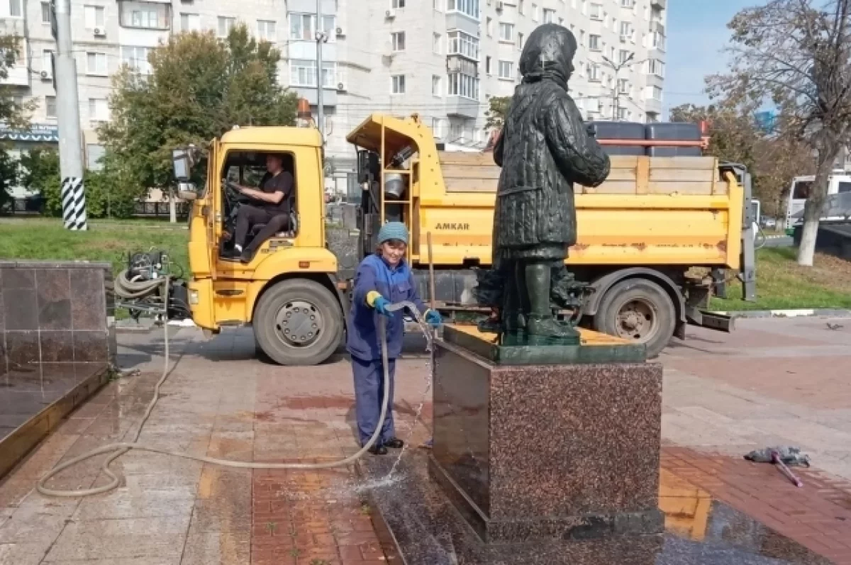 Ульяновские озеленители привели в порядок памятник «Дети войны»