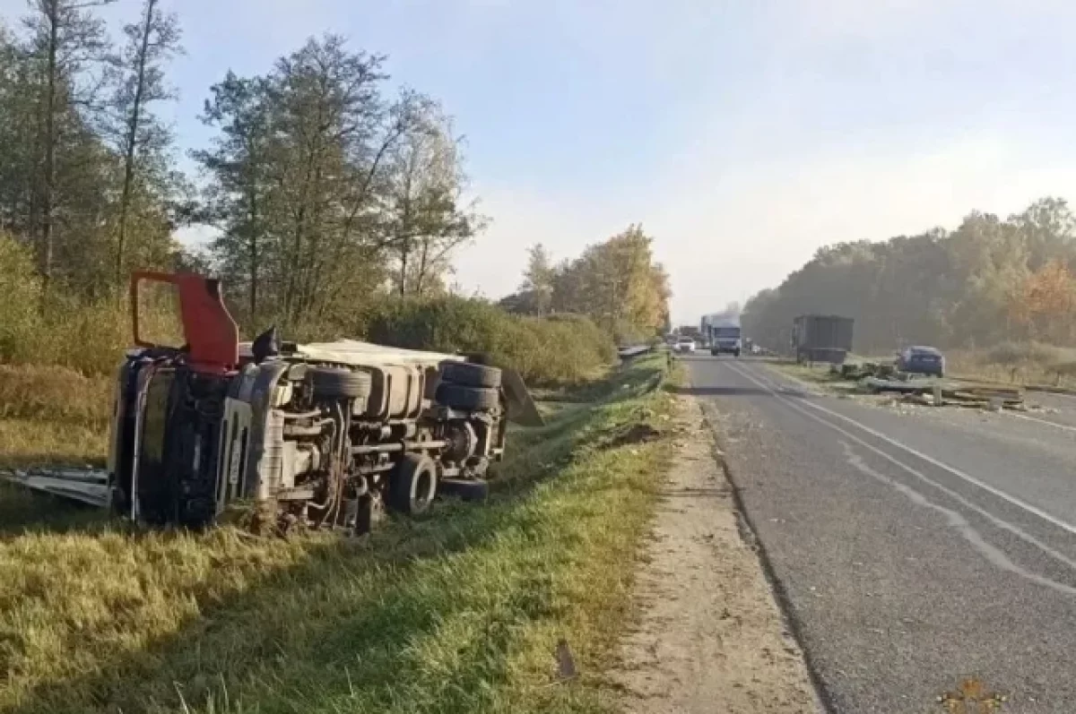 Грузовик вылетел на встречку и врезался в автобус на А-130