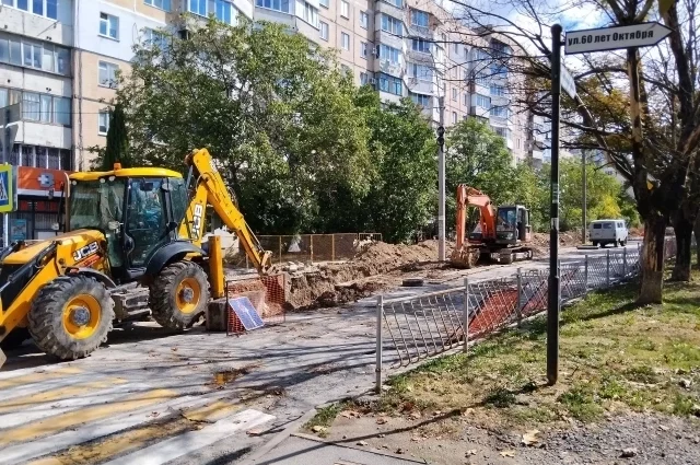 Симферополь, спальный микрорайон. Ямы появились весной, траншея — в конце августа, техника — в сентябре.