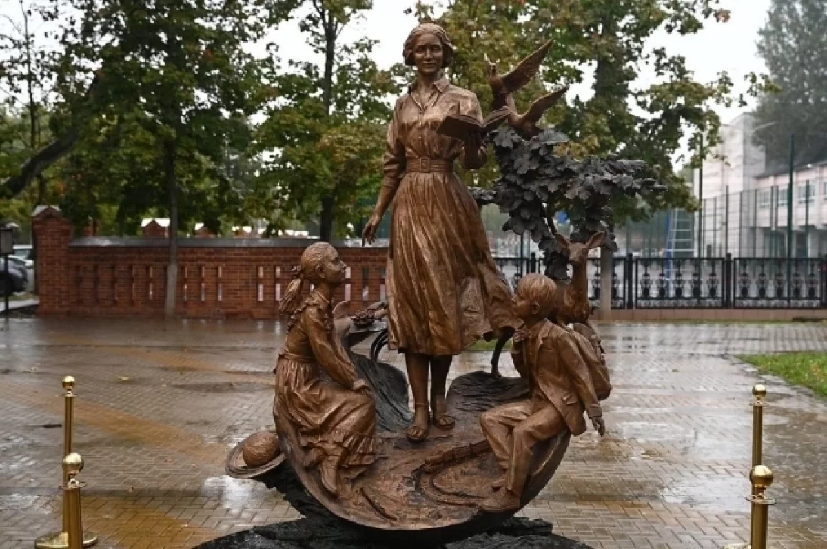 Памятник Первой учительнице открыли в Краснодаре