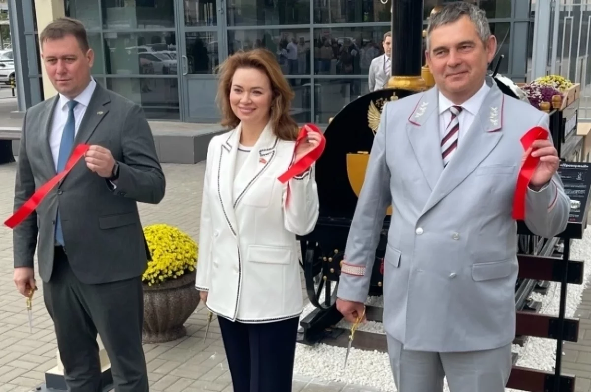 В Ростове установили макет первого пассажирского паровоза