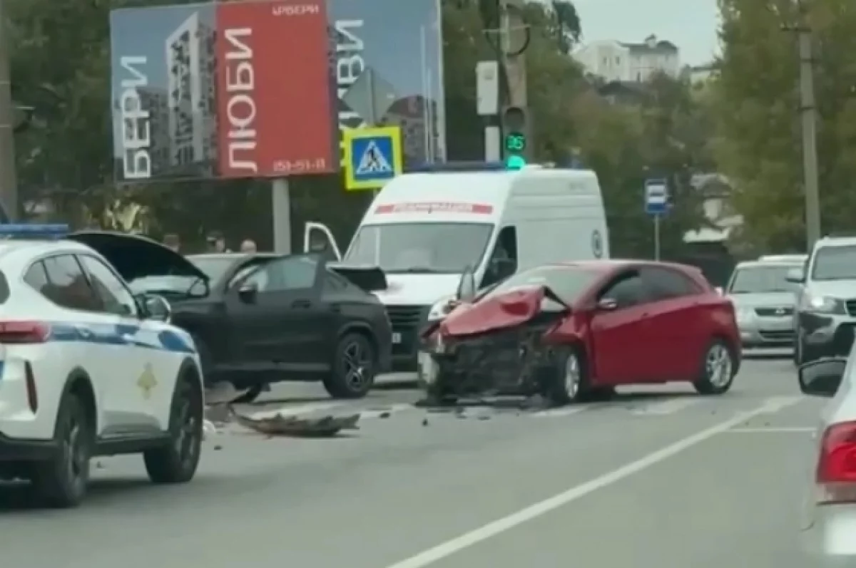 В Пензе на ул. Пушкина столкнулись два автомобиля, образовалась пробка