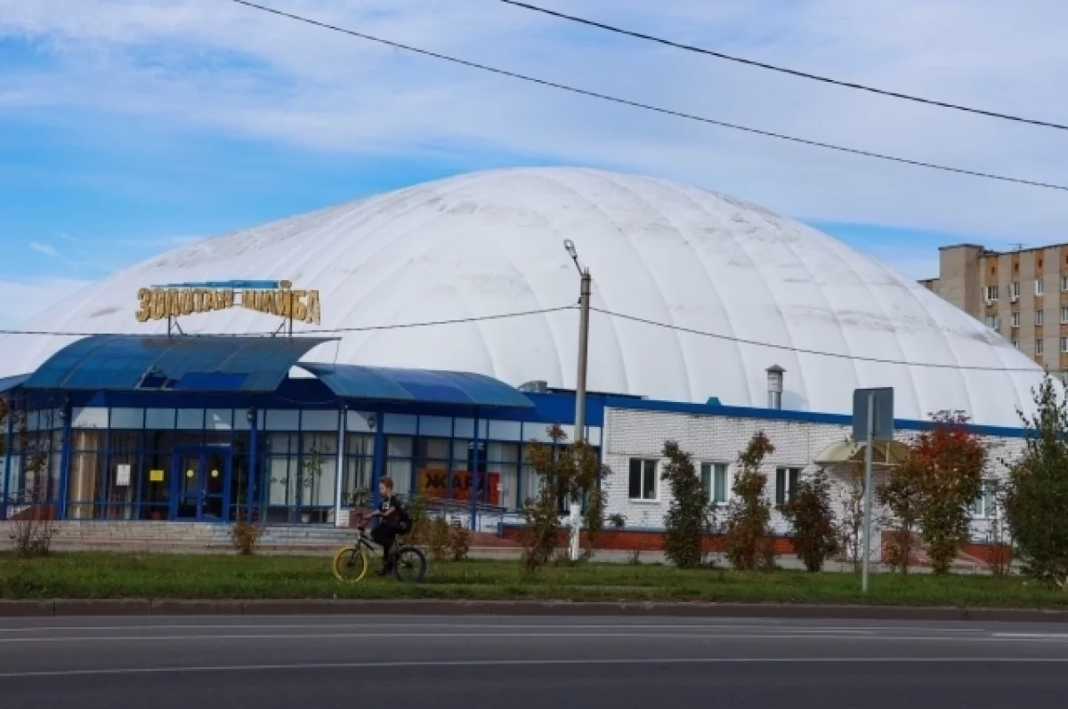 В Пензе над ледовым комплексом «Золотая шайба» подняли купол