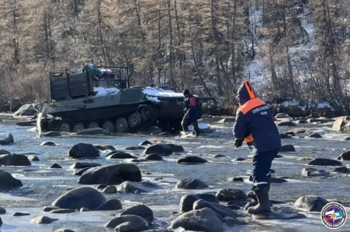 Ми-8 эвакуировал мужчину, у которого утонул вездеход и телефон в Якутии
