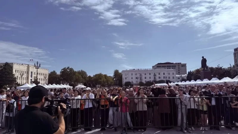 ..А в это время остальная публика наблюдала за ними снаружи (ну чтобы не мешаться и не отвлекать).