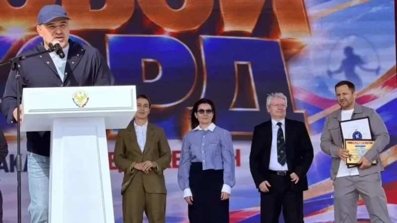 После победы руководитель управления спорта получил грамоту и диплом рекорда.