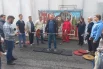 Добрые молодцы и красны девицы соревновались в поднятии штанги под руководством тренеров.