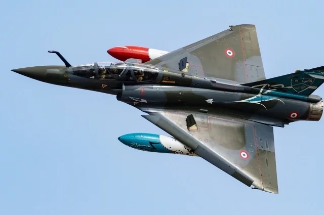 французский истребитель Mirage-2000.