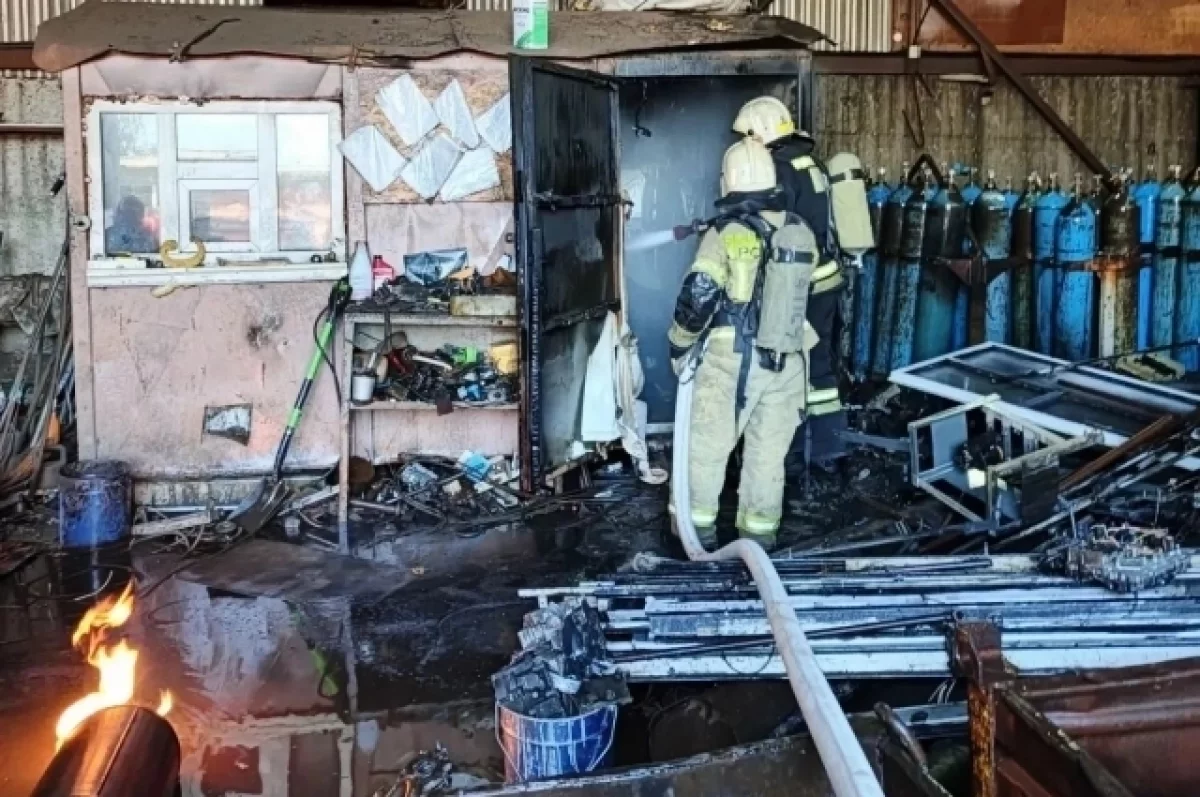 В Барнауле потушили пожар с горящими пропановыми баллонами