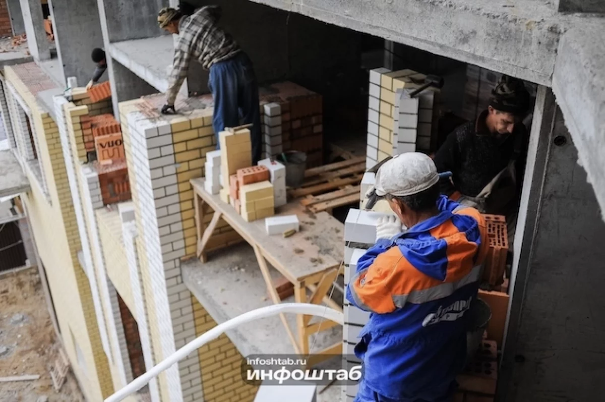 Домой под конвоем: из Астрахани выдворили еще 20 нелегальных мигрантов